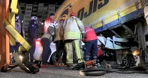 Otomobil hurdaya döndü