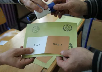 Aranan FETÖ'cü sandık başında yakalandı