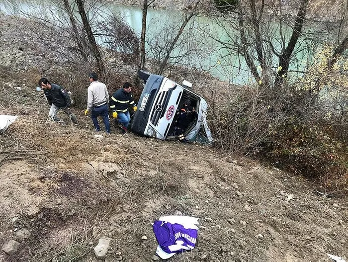 Hentbol takımını taşıyan minibüs Yozgat'ta kaza yaptı: 1 kişi öldü, 15 kişi yaralandı - 1
