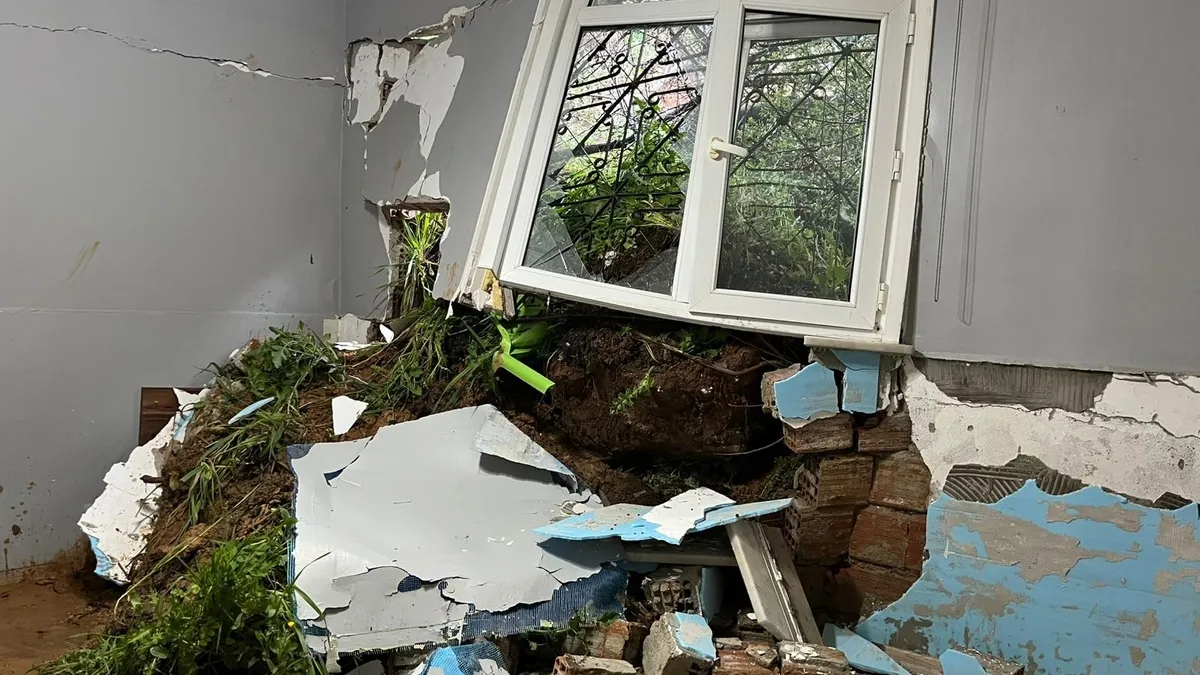 Maltepe'de toprak kayması: Evin üzerine çöktü