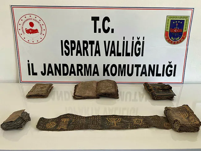 Isparta’da 5 Tevrat ve 1 parşömeni satmak isterken yakalandılar