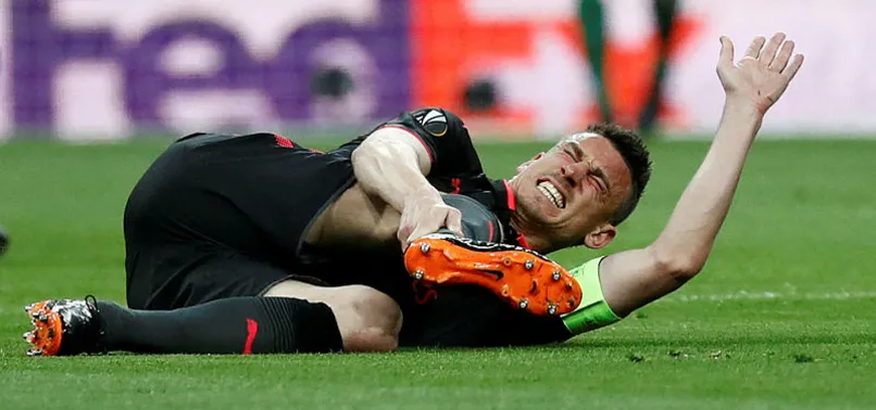 Laurent Koscielny 6 ay maça çıkamayacak