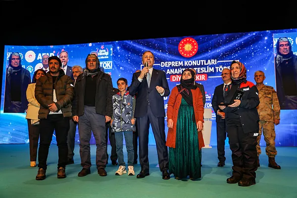 Devlet milletini ayağa kaldırdı! Depremzedelerin konut sevinci - 1