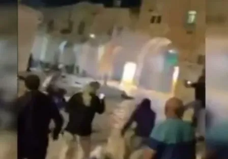 Son dakika: İsrail polisinden Mescid-i Aksa'da cemaate alçak saldırı - 3