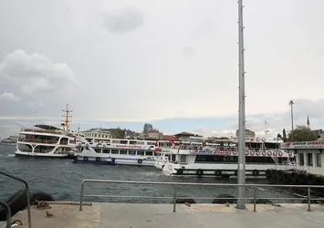 Şişli Belediyesi'nin Boğaz Gezisi'nde gemi iskeleye çarptı