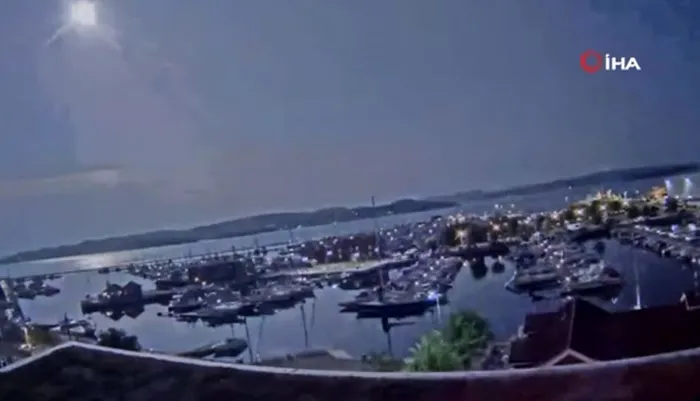 Atmosfere giren meteor geceyi gündüze çevirdi! O anlar kameraya yansıdı - 1