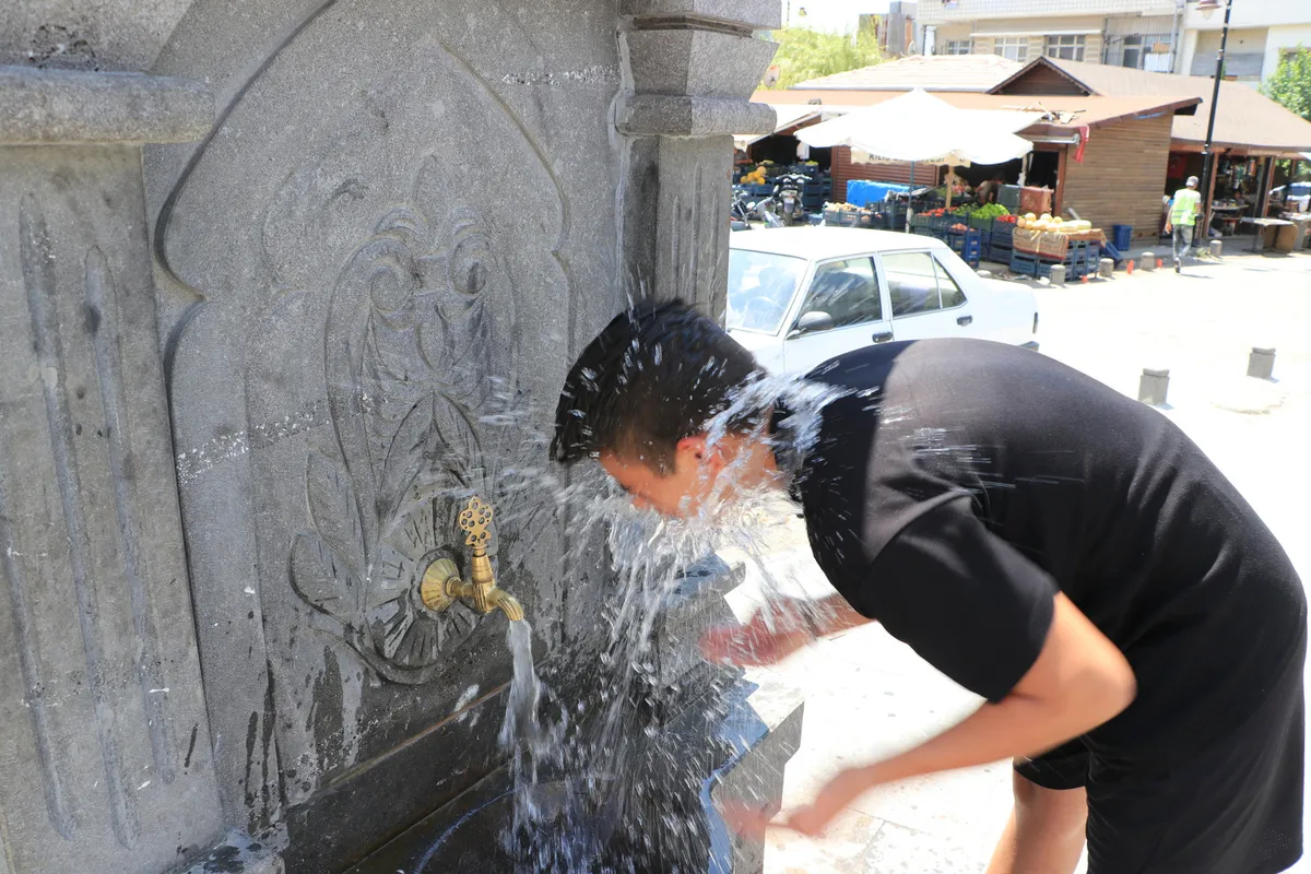 hafta-sonu-hava-durumu-kuvvetli-yagis-ve-firtina-uyarisi-1786689777651.jpg Ankara’da sıcaklığın 30 derece civarında seyretmesi beklenirken kentin doğusunda hafif yağış, pazartesi günü ise kısa süreli bir yağış geçişi öngörülüyor.