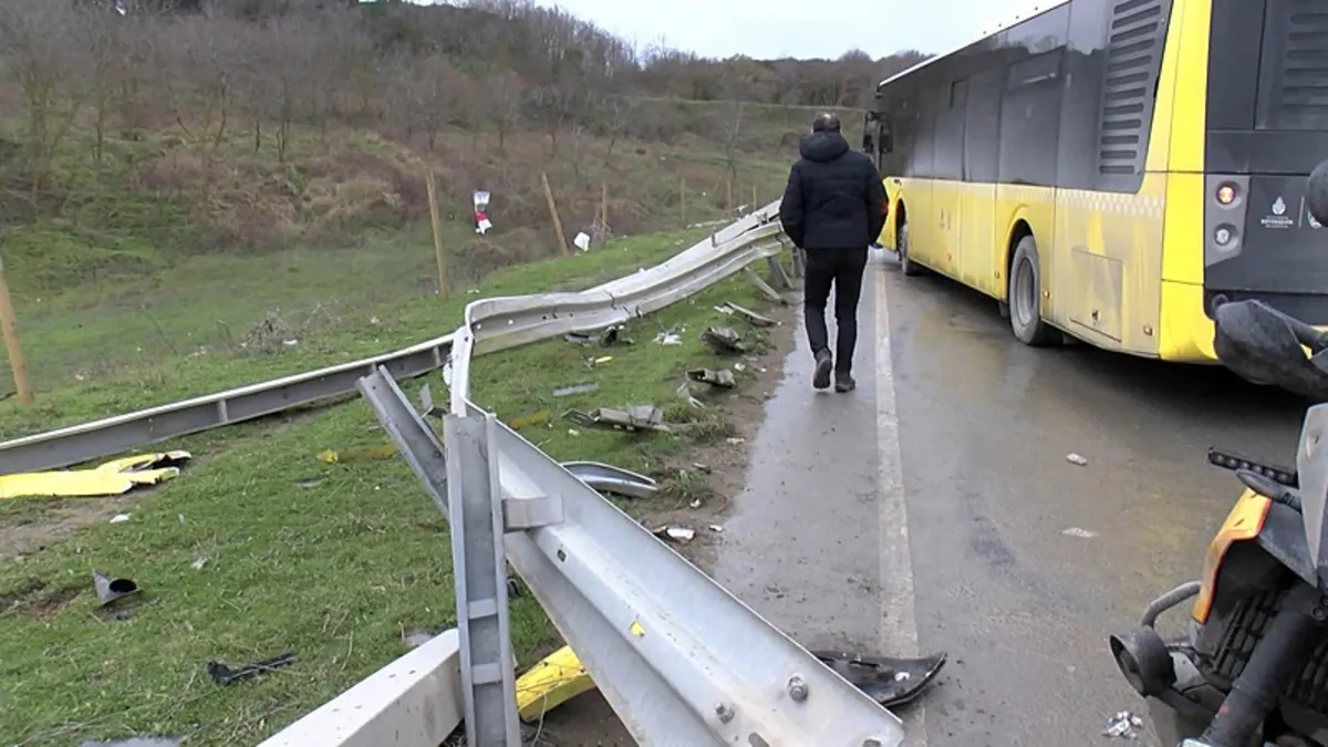 İstanbul- Arnavutköy'de İETT otobüsü bariyerlere çarptı