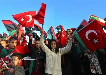 Hafter Türk bayrağına saldırdı Libya halkı cevabını verdi