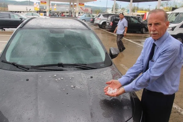 Edirne’ye otomobil camlarını kıran dolu yağdı