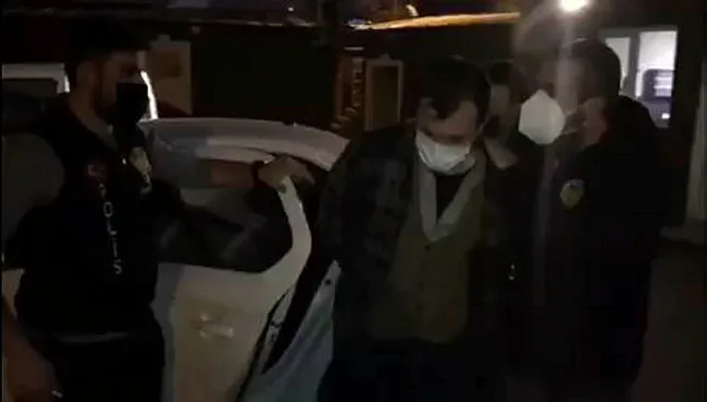 istanbulda-atmlere-kart-kopyalama-duzenegi-yerlestiren-supheli-yakalandi-1616998936404.jpg İstanbul’da ATM'lere kart kopyalama düzeneği yerleştiren şüpheli yakalandı - 4
