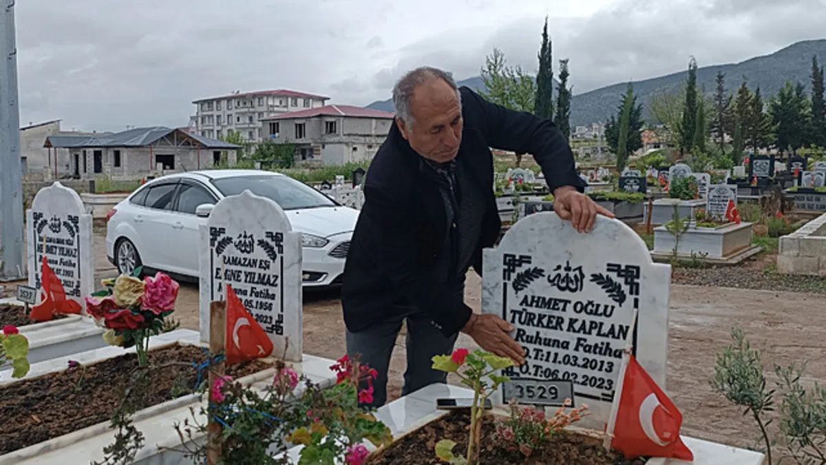 Dinmeyen acı! Deprem bölgesinde arife gününde mezarlıklar doldu taştı: "Acısı içimden hiç çıkmıyor"