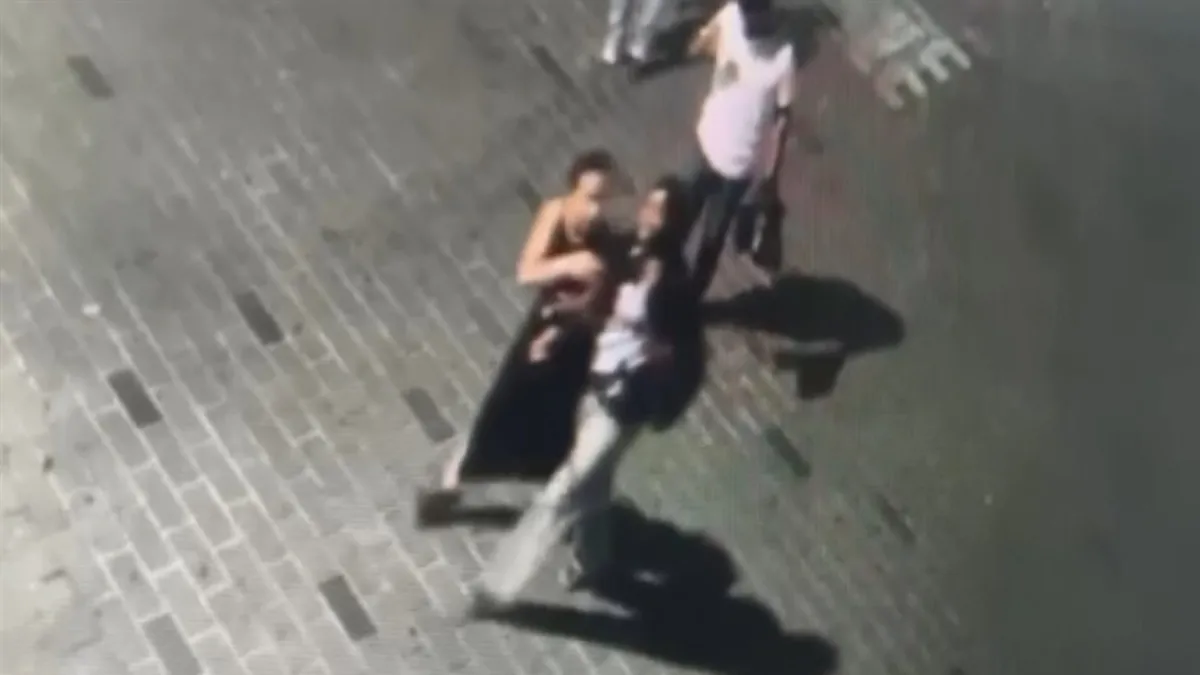 Taksim'in göbeğinde gasp anı kamerada! Önce koluna girdi sonra telefonu çaldı