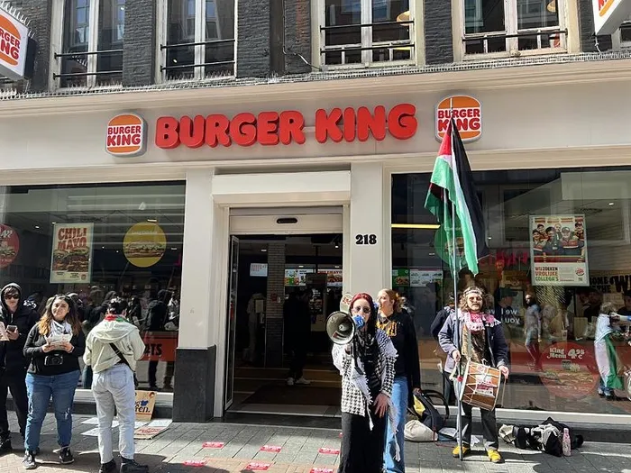 Hollanda’da Burger King şubeleri önünde katil İsrail’e protesto! Soykırımı fonlama | Bu kurum soykırımın suç ortağı