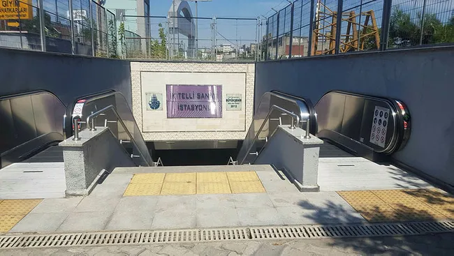 İstanbul’da metroda yürüyen merdiven çöktü, kadın içine düştü