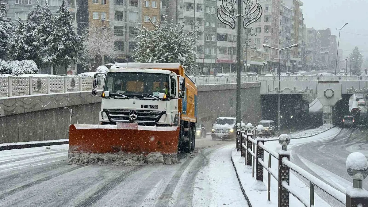Diyarbakır'da Karayolları ekiplerince kar ve buzlanmaya karşı mücadele