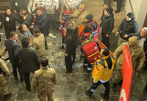 Son dakika: Kars Sarıkamış'ta etkinlik salonunun tavanı çöktü! Yaralılar var... - 8