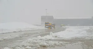 Kar yağışı ulaşımı durdurdu