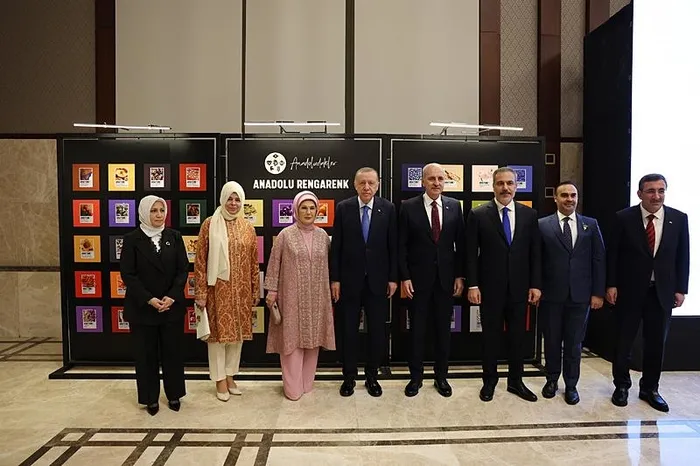 baskan-erdogan-anado-1733852929386.jpeg Başkan Erdoğan Anadoludakiler Projesi'nin sergisini gezdi - 1