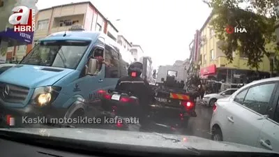Kasklı motosikletliye kafa attı