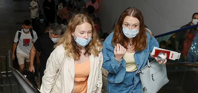 Rusya'dan ilk turist kafilesi Antalya'da! Akın akın geliyorlar