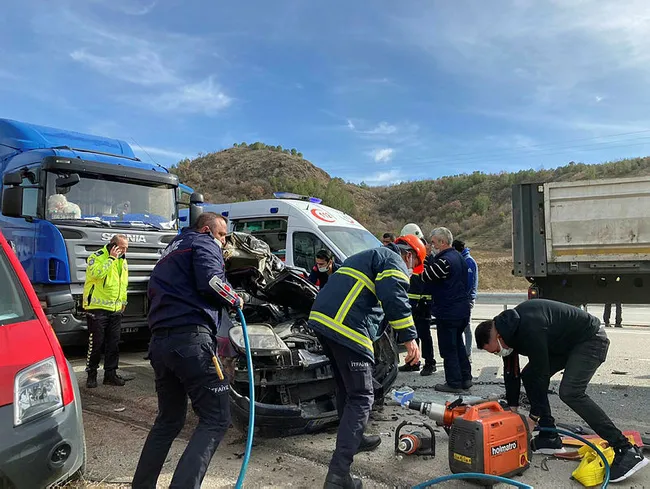 Çorum’da TIR'a çarpan otomobil hurdaya döndü! 1 ölü, 2 yaralı - 1
