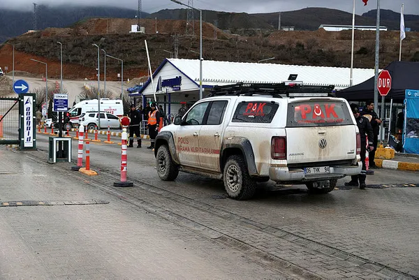 1707978423512.jpg Erzincan'da zamanla yarış! Toprak kayması sonrası 9 işçi aranıyor! Bakan Bayraktar: Heyelan alanında 400 bin kamyonluk toprak kütlesi var - 10