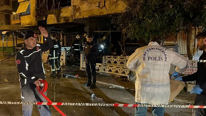 antalyada-akilalmaz-olay-tartistigi-spotcunun-is-yerini-atese-verdi-olu-ve-yaralilar-var-1735857780994.jpeg Antalya'da akılalmaz olay! Tartıştığı spotçunun iş yerini ateşe verdi: Ölü ve yaralılar var (Foto: DHA)