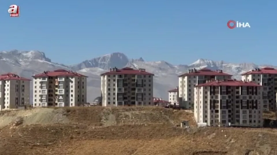 Yüksekova’da araçların camları buz tuttu