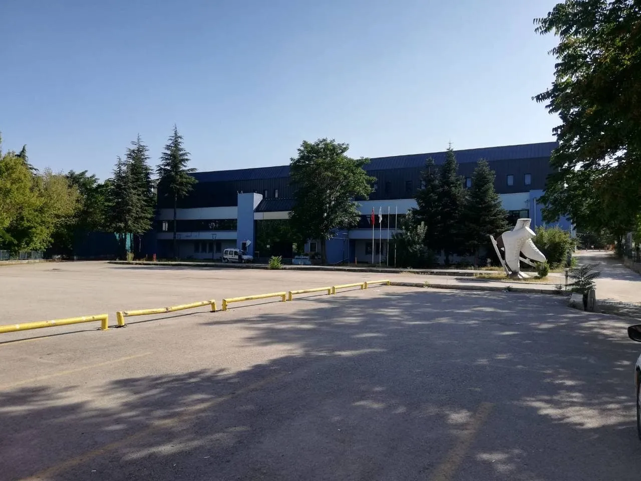 İşte CHP belediyeciliği! Örnek gösterilen BELPA Buz Pateni Spor Salonu çürümeye terk edildi