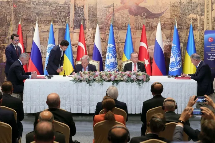 turkiyeden-afrikada-baris-diplomasisi-150-bin-kisinin-can-verdigi-savasi-turkiye-bitirecek-1736231940304.jpg Tahıl krizi anlaşması esnasında bir kare (AA)