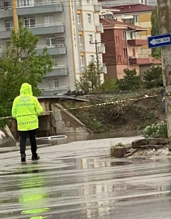 nigdeyi-saganak-vurdu-araclar-su-altinda-kaldi-1651338433403.jpg Niğde'yi sağanak vurdu: Araçlar su altında kaldı - 3