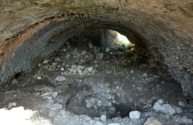 Muğla’da 1500 yıllık tarihi tonoz yapıyı define avcıları delik deşik etti - 2