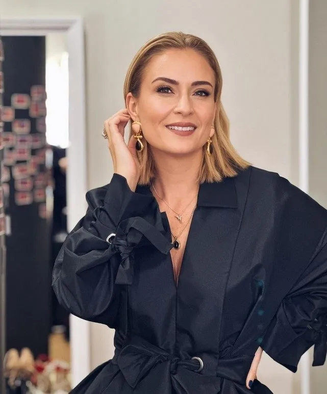 Ceyda Düvenci’nin paylaşımı duygulandırdı! Melisa annesi için şarkı söyledi! Bir tek annem olsun...