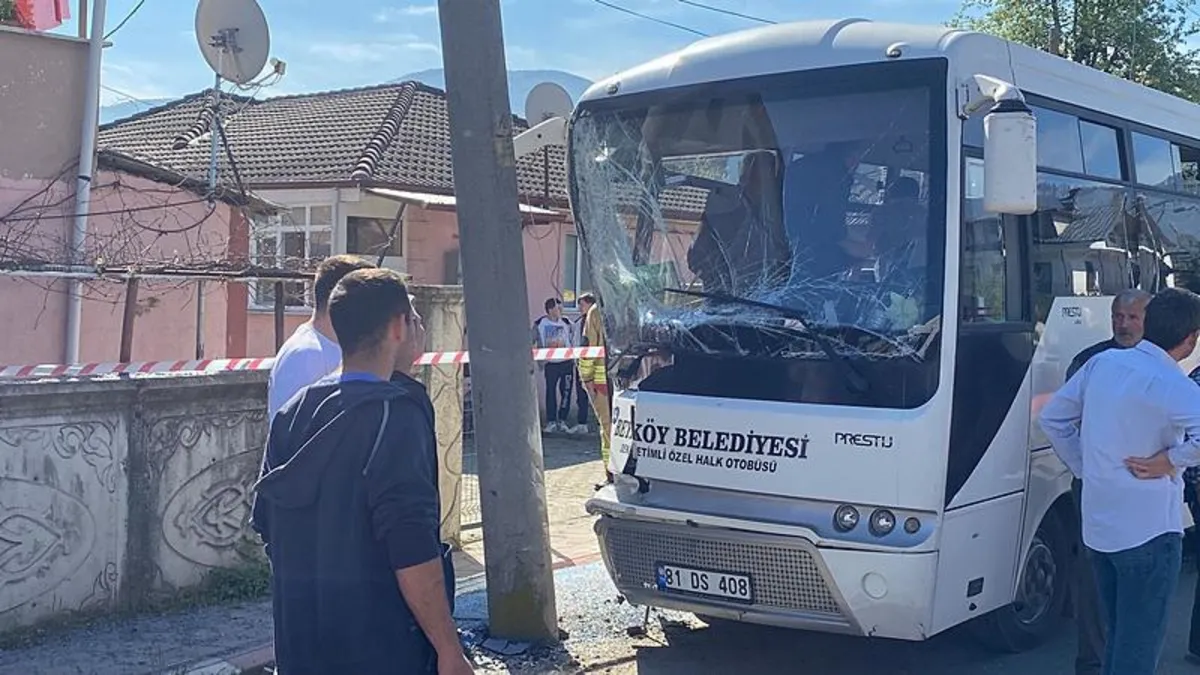 Düzce'de halk otobüsü beton direğe çarptı: 12 yaralı