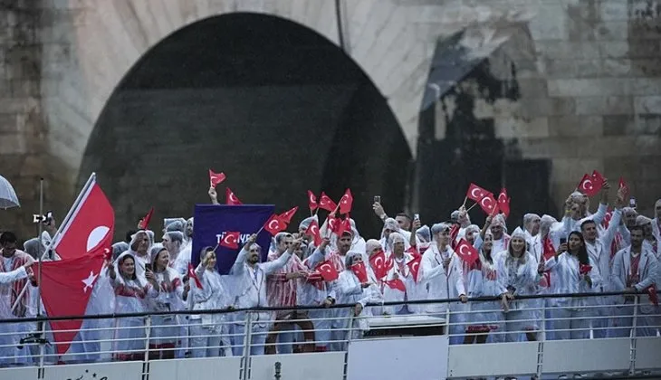 Paris'te millilerimiz sahnede! Ay yıldızlı bayrağımız geçit yaptılar | Törenden guru dolu anlar