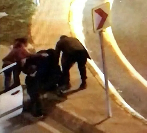 İBB Başkanı Ekrem İmamoğlu’nun korumaları trafikte dehşet saçtı! Silah çektiler tekme tokat dövdüler...