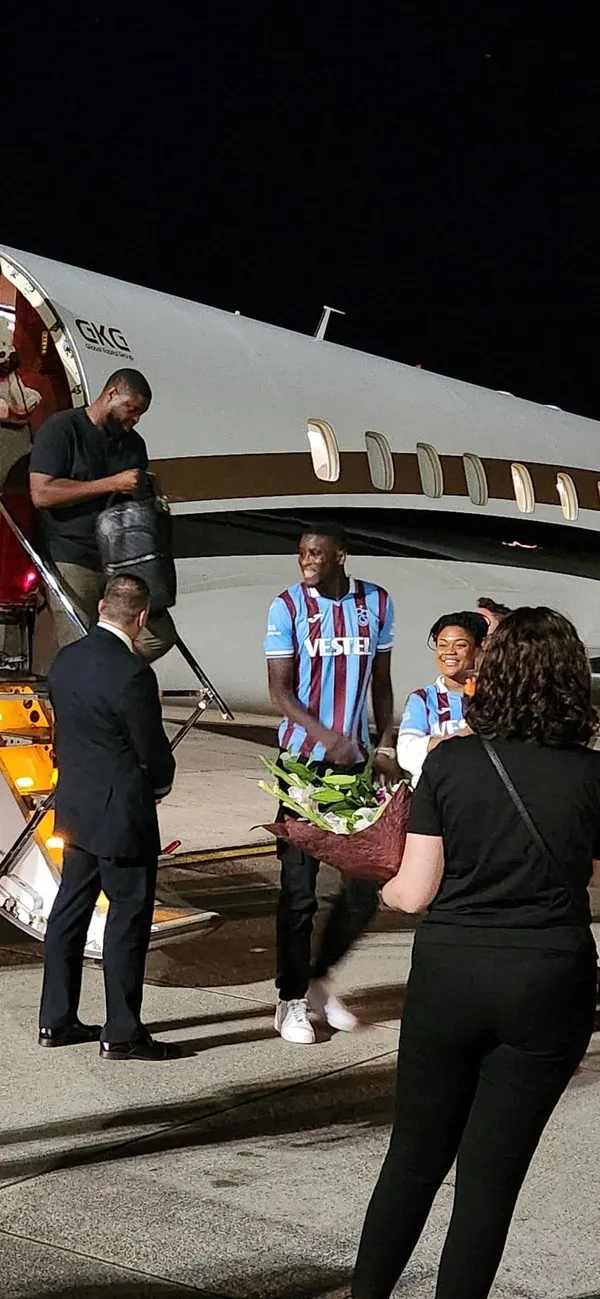 trabzonsporun-yeni-transferi-paul-onuachu-sehre-geldi-1694287542058.jpg Trabzonspor'un yeni transferi Paul Onuachu şehre geldi! - 1