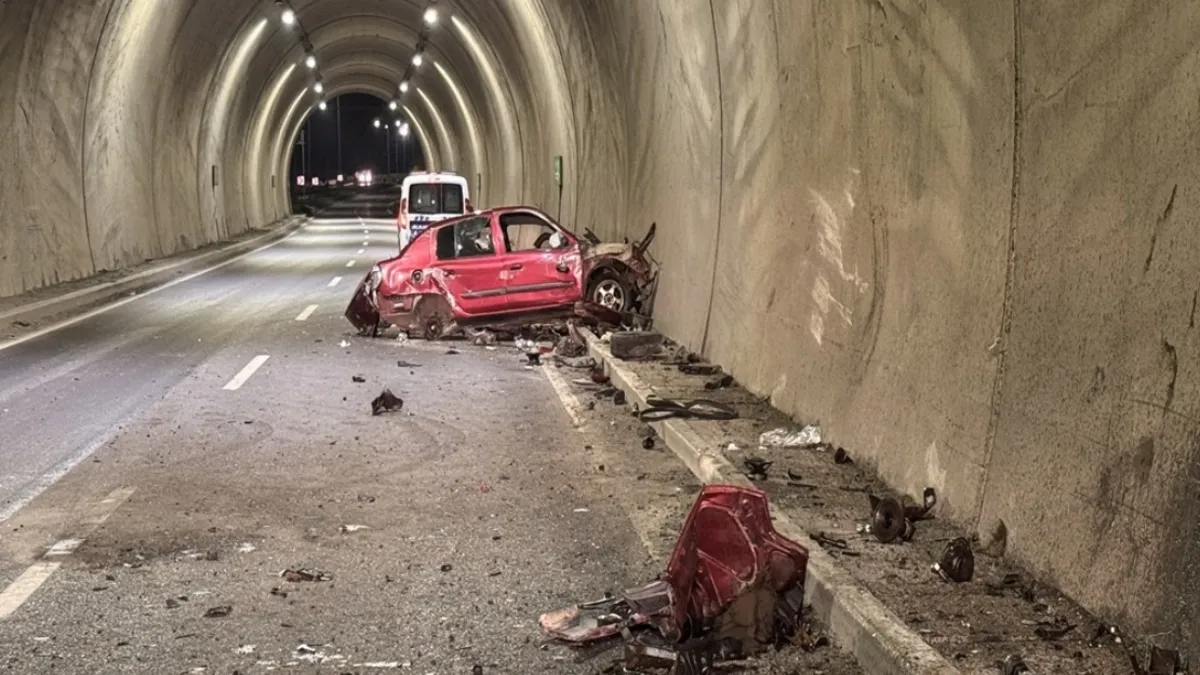 Zonguldak'ta otomobil tünel duvarına çarptı: Araç hurdaya döndü