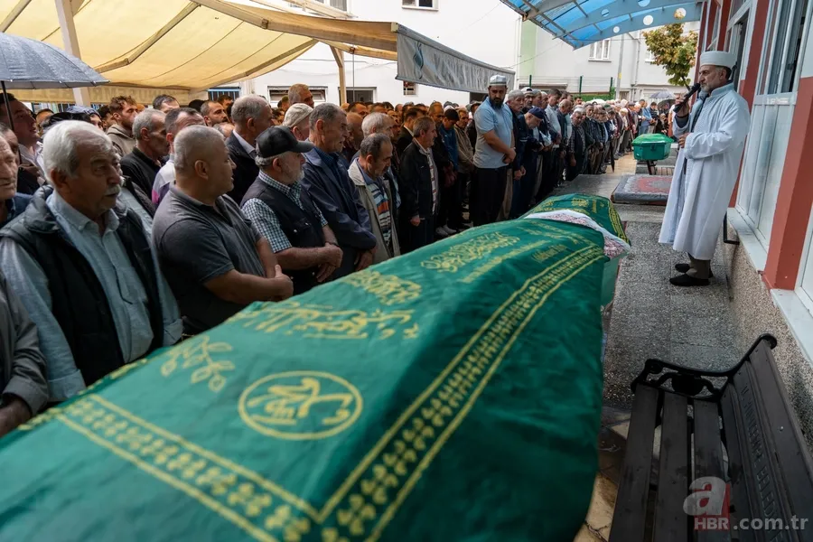 Manisa'daki feci kazada hayatını kaybeden aile son yolculuğuna uğurlandı 2