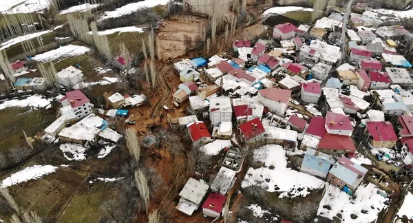 Bitlis'te korkunç olay! Göletin set duvarı yıkıldı hayvanlar telef oldu - 1