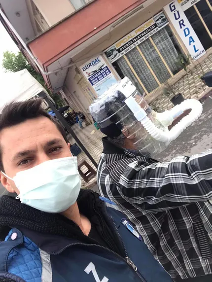 1588943365413.jpg Su bidonuyla maske yaptı! Üzerine de not yazdı... - 2