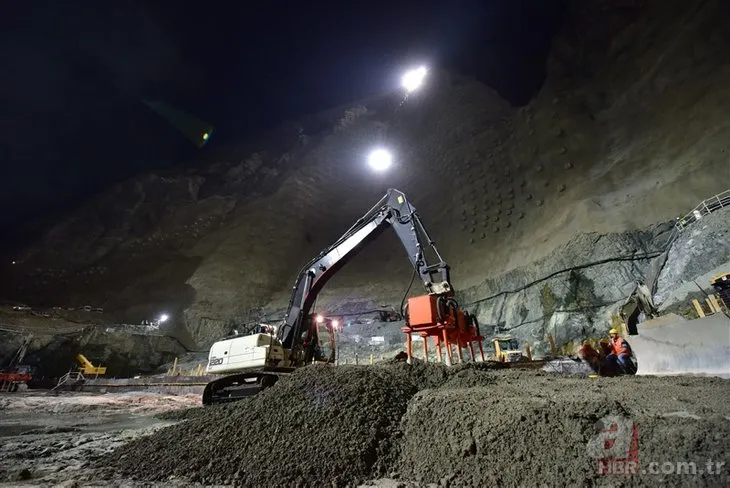 Yusufeli Barajı'nda dev araçlar havadan taşınıyor