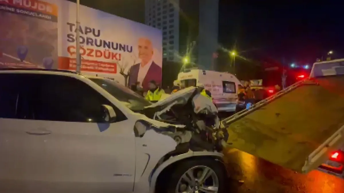 Ümraniye'de hafif ticari araç ile otomobil çarpıştı: 3 yaralı