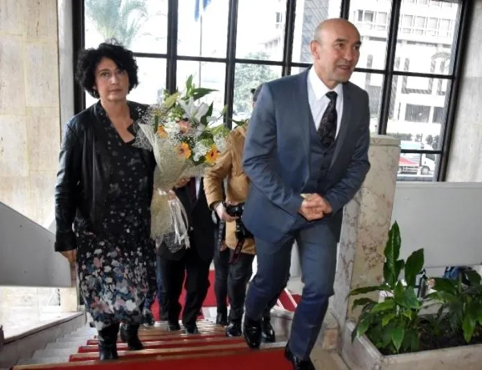 Chp Li Izmir Buyuksehir Belediye Baskani Tunc Soyer Ve Esi Neptun Soyer Gozlerini Sut Kuzularinin Parasina Dikti