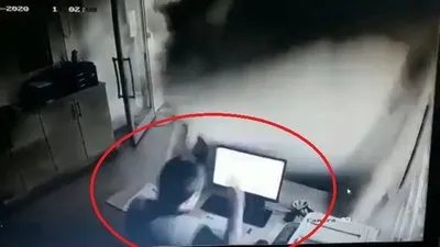 Masa başında çalışırken neye uğradığını şaşırdı
