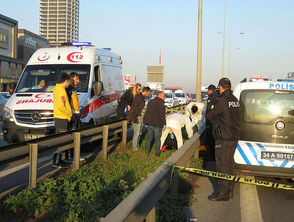 İstanbul D-100 karayolu orta refüjde ceset bulundu! Darp izi ve yüzünde kan... - 1