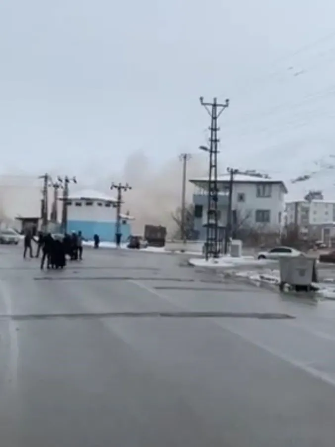 Deprem anının yeni görüntüleri ortaya çıktı! Tüyer ürperten ses… Binaların çatlaması ve çökmesi kamerada
