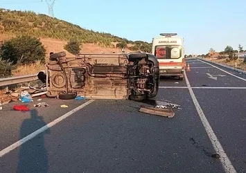 Uşak'ta refüje çarpan araç yan yattı: 1 ölü, 4 yaralı