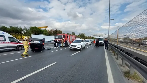 avcilarda-kaza-e-5-karayolu-trafige-kapatildi-1666271537259.jpg Avcılar'da kaza! Minibüse çarpan otomobil defalarca takla attı: 4 yaralı - 1